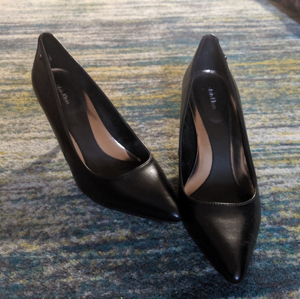 2.5" heel black pumps NWOT